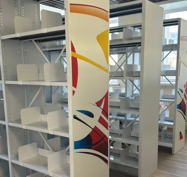 Стеллажи для библиотеки с цветовой печатью на лицевых панелях