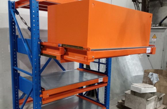 Стеллаж с выдвижными платформами и ящиками