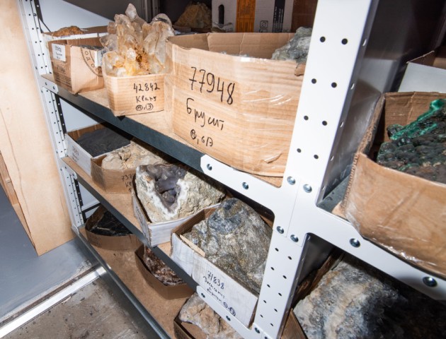 Стеллажи для хранения ценных образцов камней