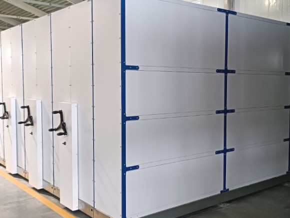 Стеллажи окрашенные в белый и синий цвет