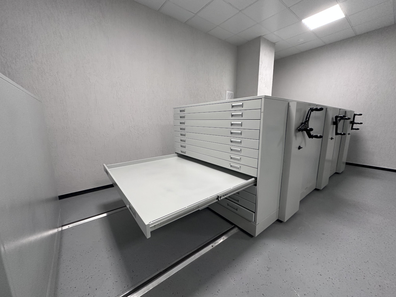 музейные стеллажи с выдвижными ящиками